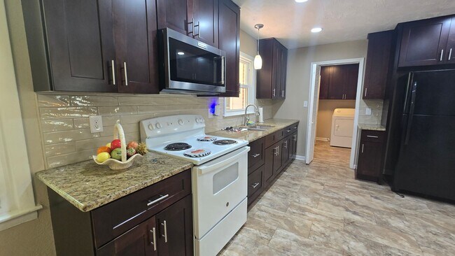 Building Photo - 650 E Raynor Dr