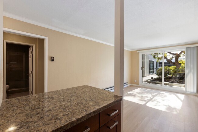 Building Photo - Exquisitely Updated, No Carpet 1bd/1ba in ...
