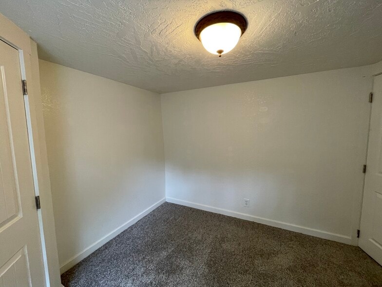 Building Photo - 419 S Garden St