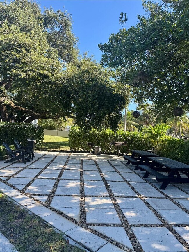 Building Photo - 605 Ives Dairy Rd