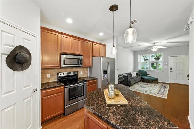 Building Photo - 512 Eberhart Ln