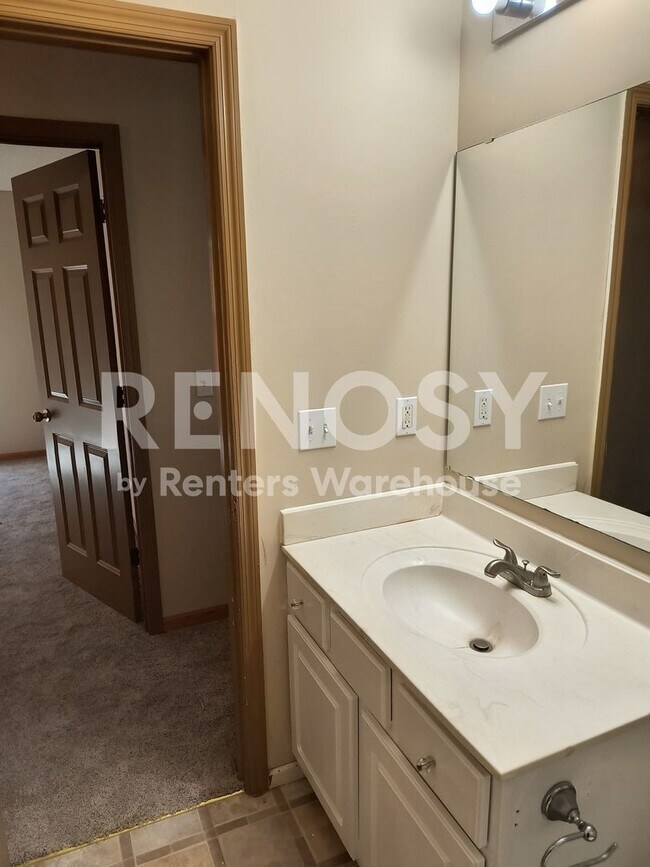 Building Photo - 4BD/3.5BA Townhome in Apple Valley Available Now!