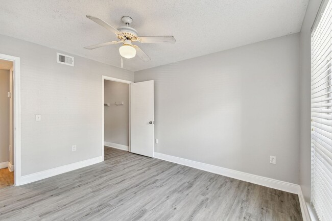 Building Photo - 1/1 condo in New Tampa gated community on ...