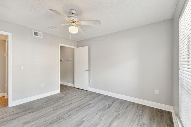 Building Photo - 9481 Highland Oak Dr