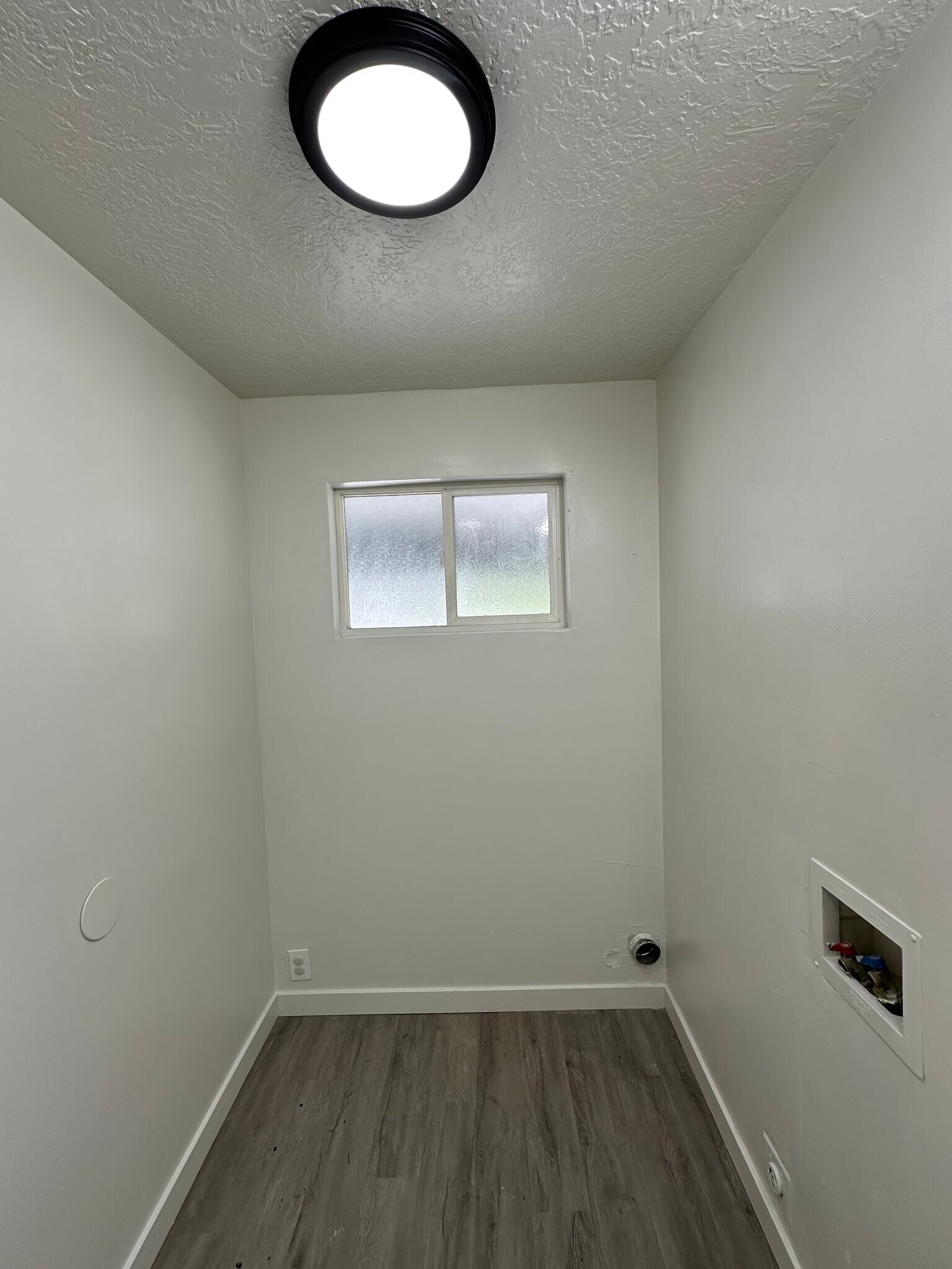 Building Photo - 951 N Redwood Rd