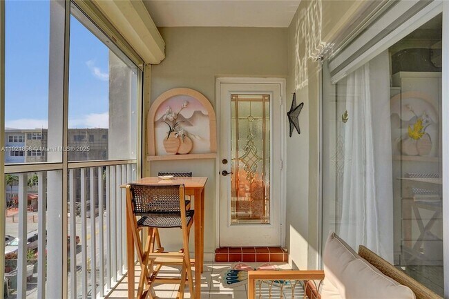 Building Photo - 330 SE 2nd St