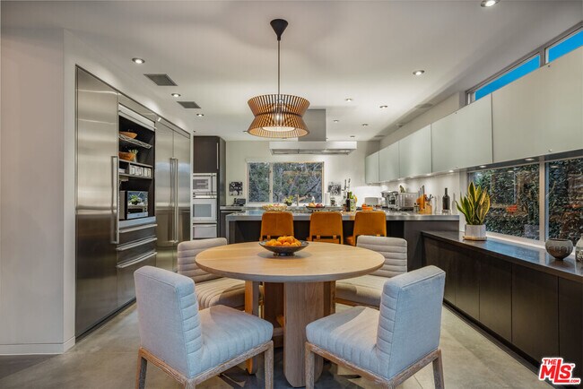 Building Photo - 717 Greentree Rd