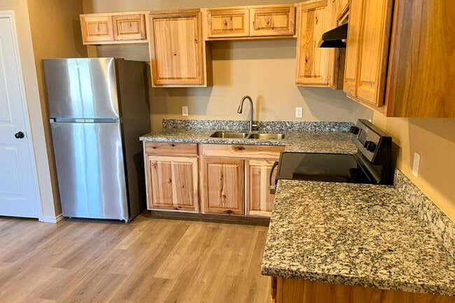 Building Photo - 1301 E 16th St