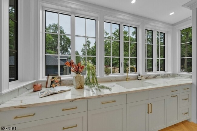 Building Photo - 84 Watchung Ave