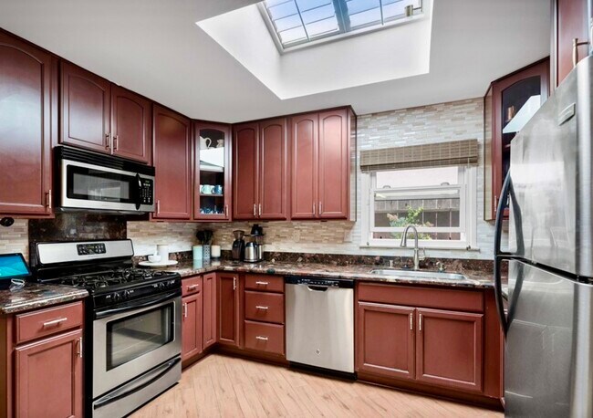 Full kitchen with essentials - 121 Hollywood Ave