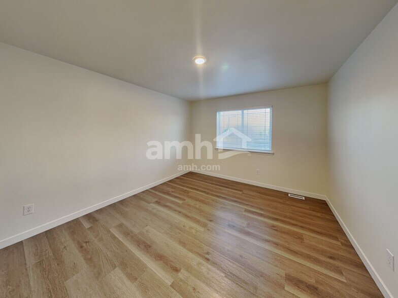 Building Photo - 11620 34th St NE