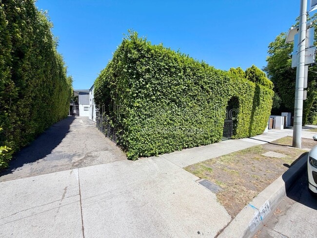 Building Photo - 362 N San Vicente Blvd