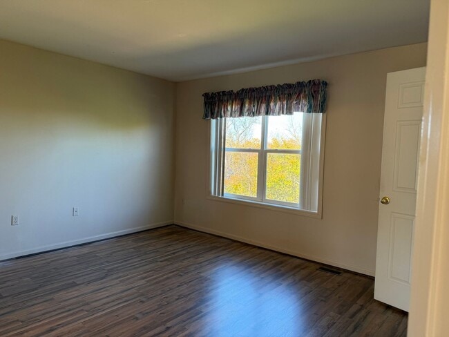 Building Photo - Beautiful 3 Bedroom 1.5 Bathroom Townhome ...