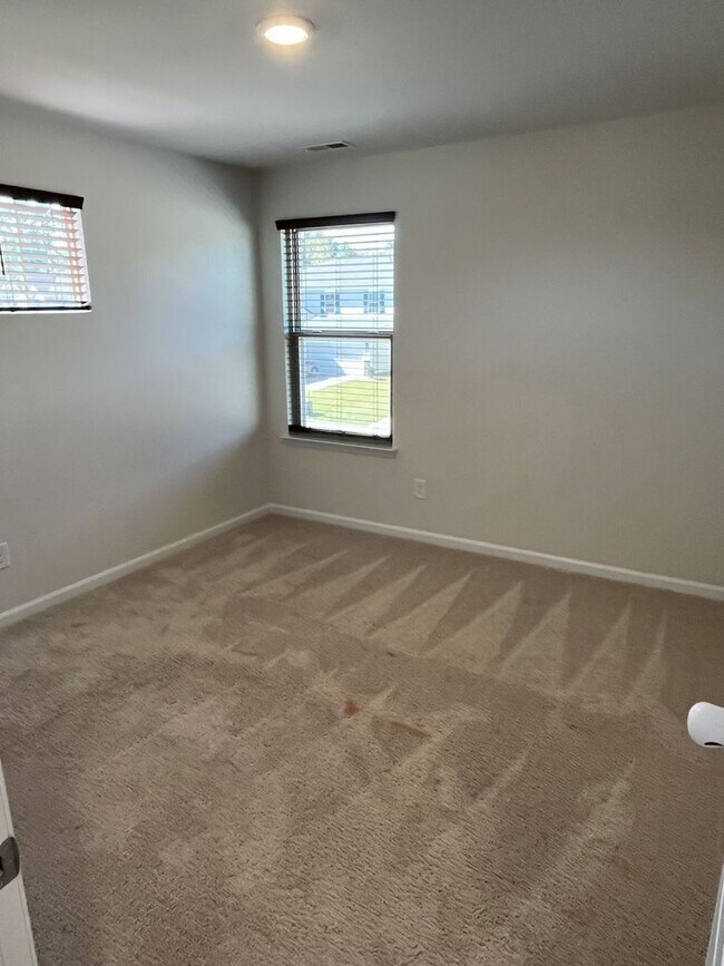Building Photo - Spacious 5 Bed home in East Charlotte