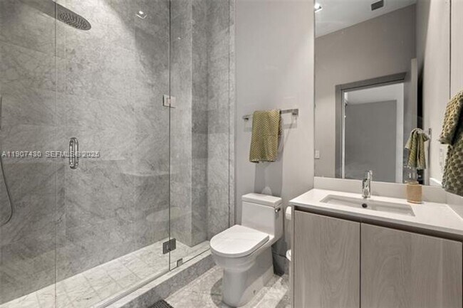 Building Photo - 480 NE 31st St