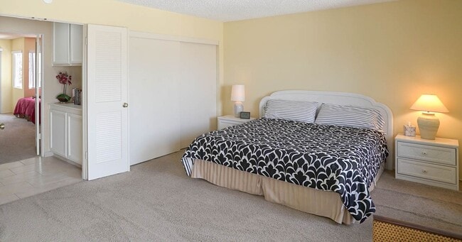 Building Photo - Beautifully Furnished Condo with Mountain ...