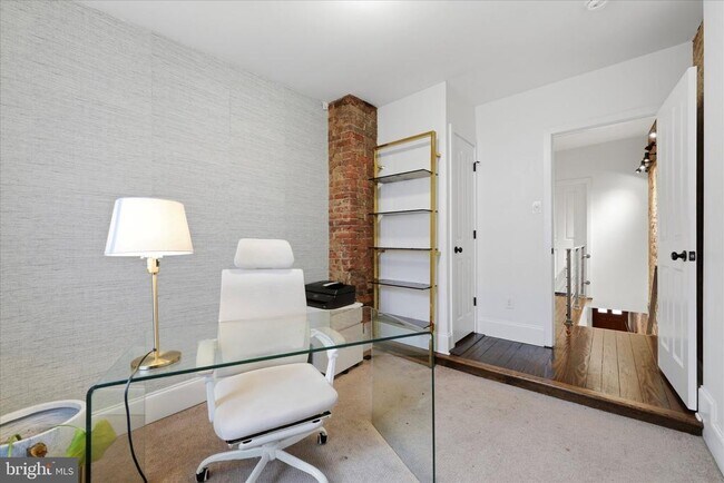 Building Photo - 1902 E Hagert St