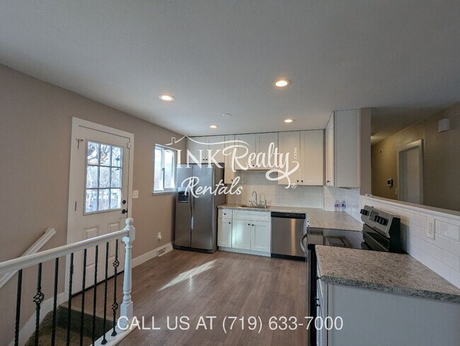 Building Photo - 2545 Lelaray St