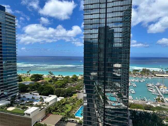 Building Photo - Upscale living With a View!