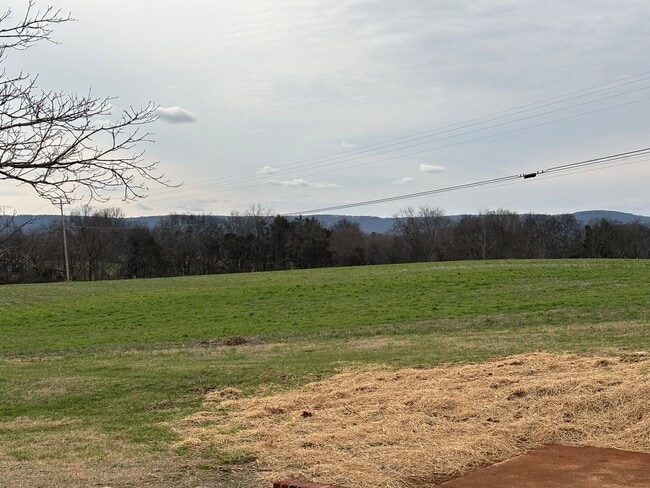 Building Photo - Large 4 Bedroom House in Quiet Country Setting