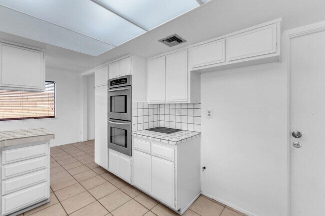 Building Photo - 53780 Avenida Diaz
