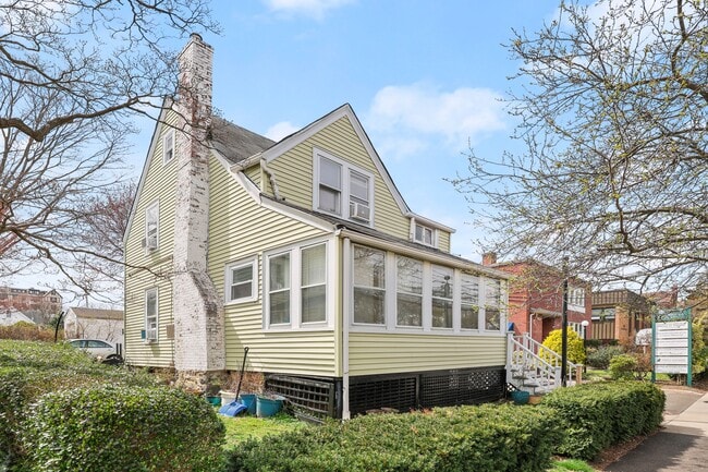 Building Photo - 32 Sherwood Pl