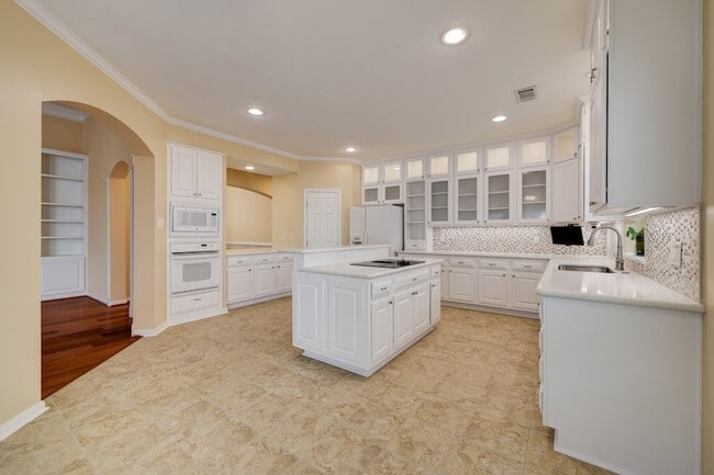 Building Photo - 5022 Coral Gables Dr