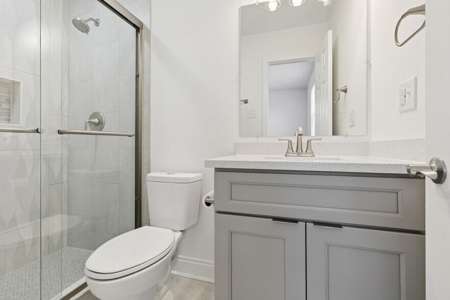 Building Photo - 2420 Dubreuil St