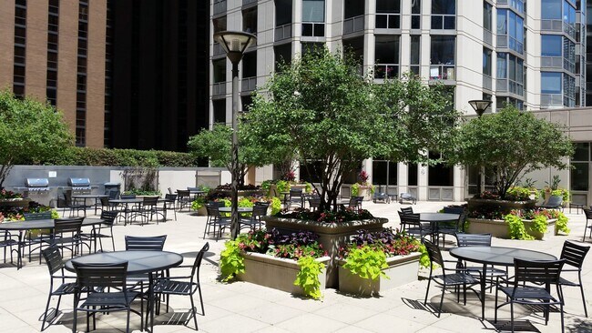 Building Photo - 222 N Columbus Dr