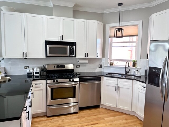 Kitchen - 1410 W Belmont Ave