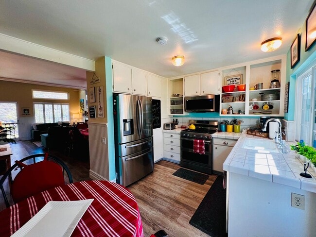 Building Photo - Beautiful 4 bedroom 2 bath House, with man...