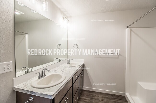 Building Photo - 303 Woodlawn Ln