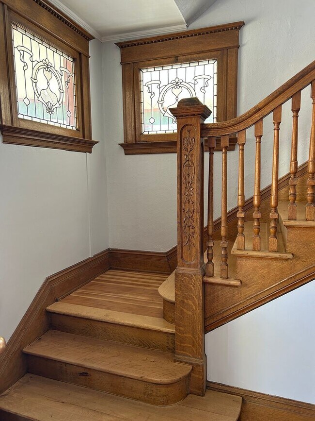 Building Photo - Historic Cheyenne Canyon Home