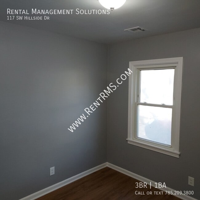 Building Photo - 117 SW Hillside Dr