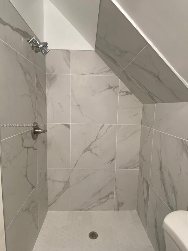 Building Photo - 16059 Wiltshire Dr E