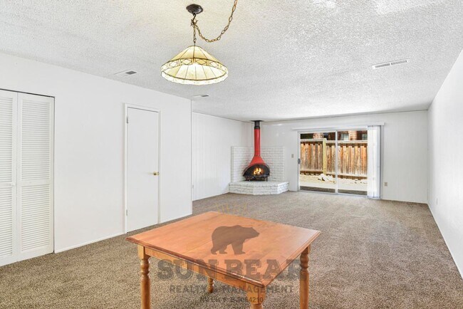 Building Photo - 3 Bedroom with a Yard!