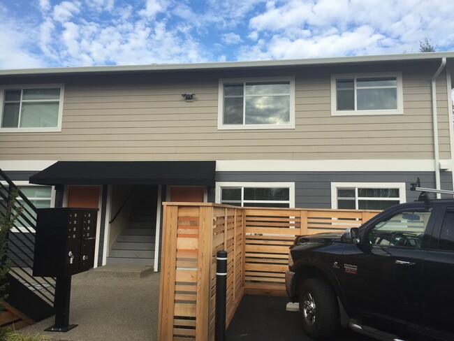 Building Photo - Spacious Like New Remodel 2BR-Portsmouth-N...