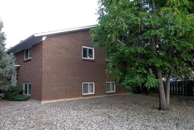 Building Photo - 917 James Ct