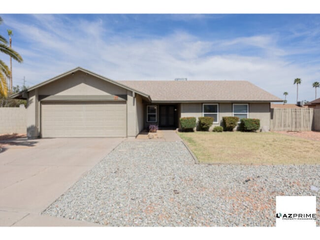 Building Photo - Welcome to this Delightful 3/2 Phoenix House!