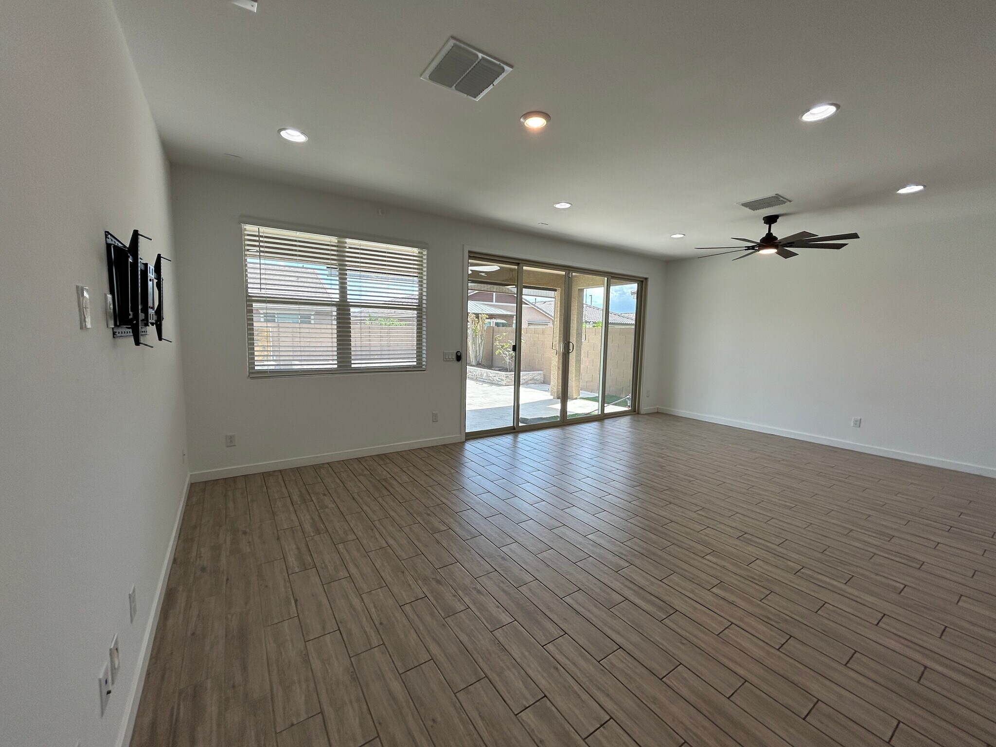 Building Photo - 2241 E Meadowview Ct