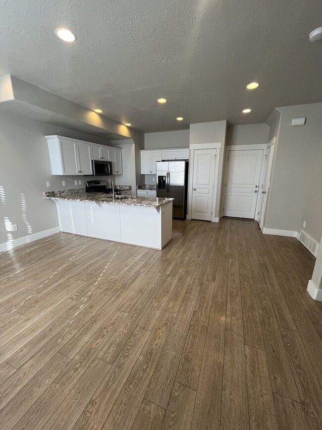 Building Photo - 1 MONTH FREE- 3 Bed, 2.5 Bath Townhome in Pleasant Grove