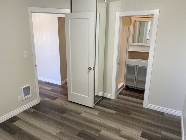 Building Photo - Adorable 2 bedroom 2 bath Apartment