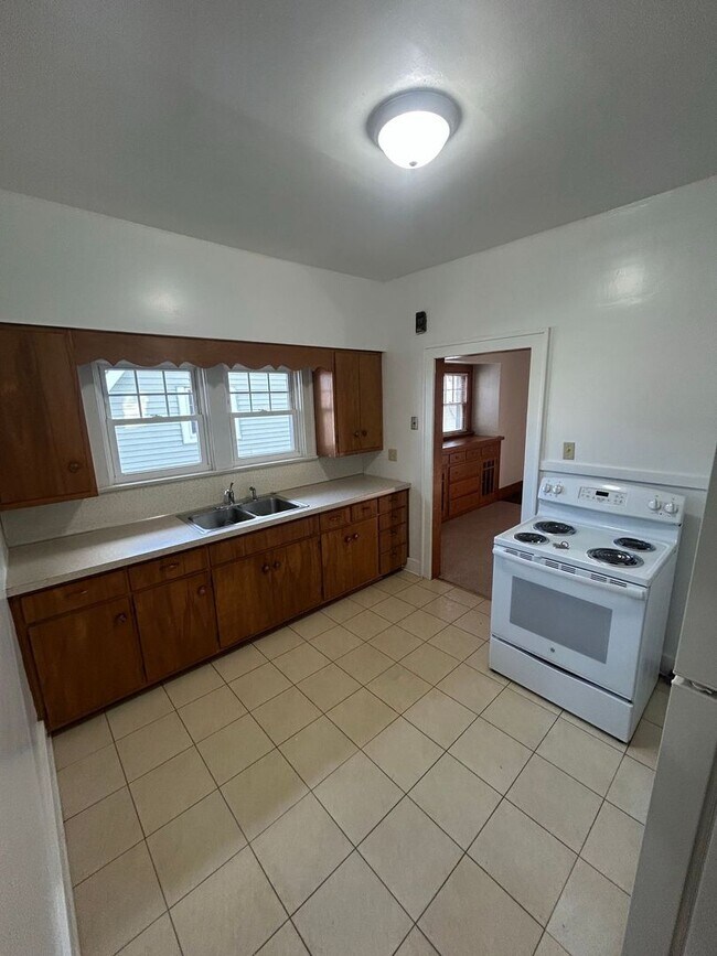 Building Photo - 1439 Vassar Dr