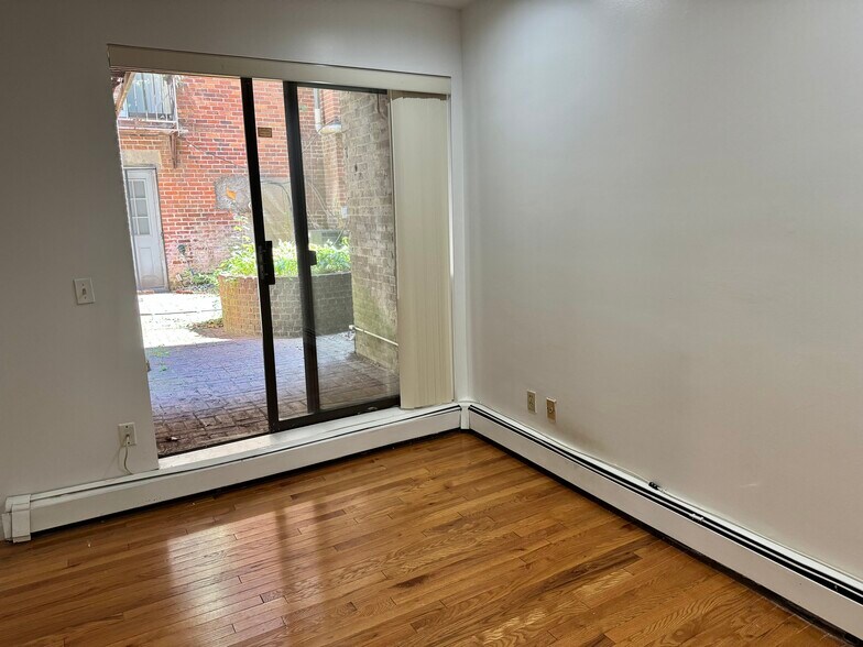 Building Photo - 390 Riverway