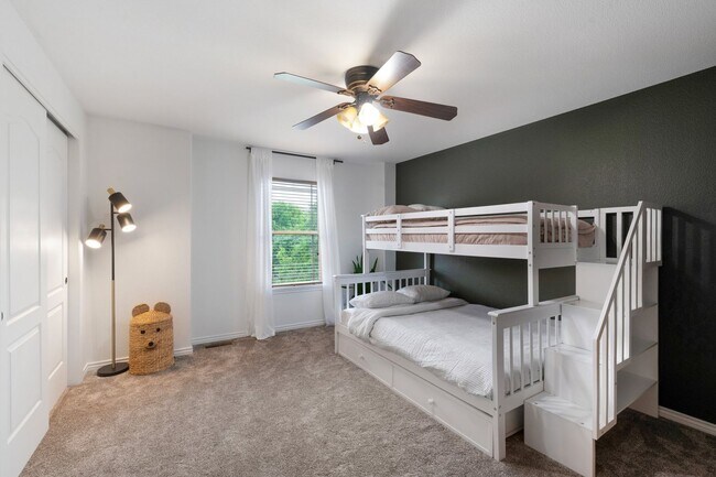 Building Photo - Elegant Mountain-View Retreat in Stone Cro...