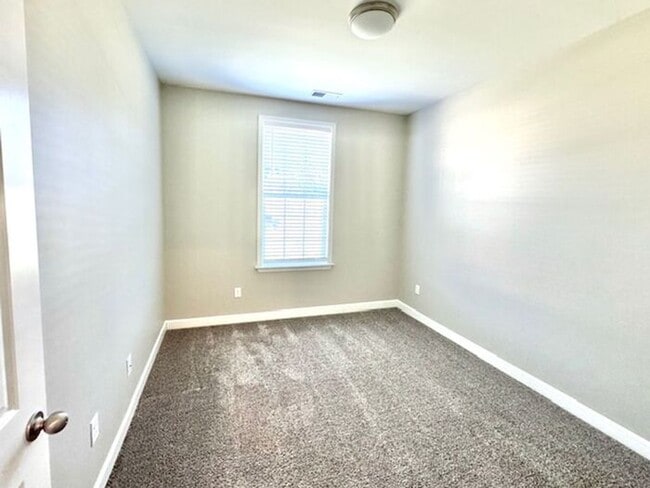Building Photo - Now Leasing a 5-Bedroom 3 Bath Home in Hor...