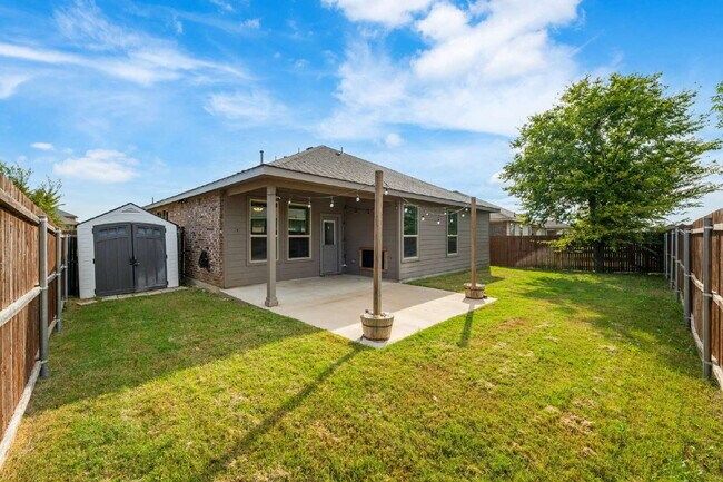 Building Photo - Modern Elegance Meets Everyday Comfort in ...
