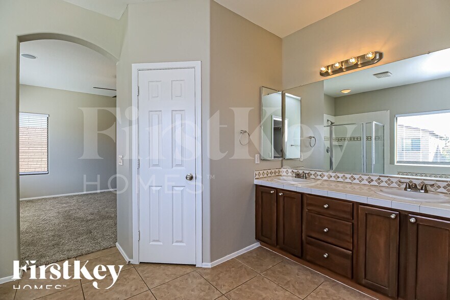 Building Photo - 725 W Desert Basin Dr