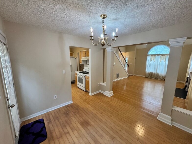 Building Photo - 2025 Baramore Oaks Dr