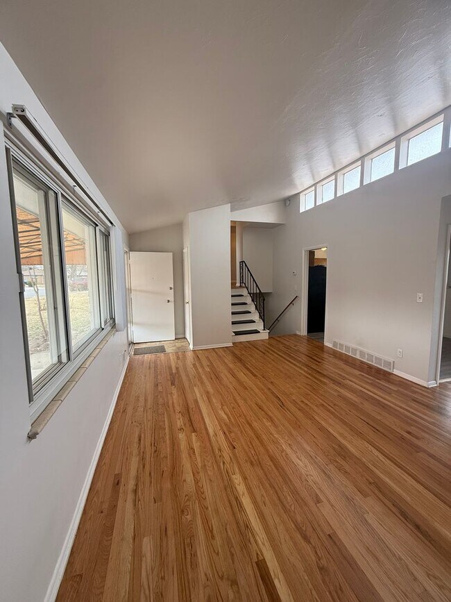 Building Photo - $0 DEPOSIT OPTION, CHARMING 3 BED 2 BATH TRADITIONAL HOME!! HUGE YARD, STEPS FROM PEORIA STATION